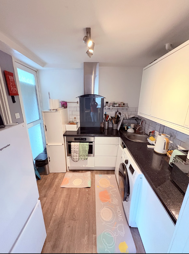 Fully equipped shared kitchen with oven, washing machine and fridge