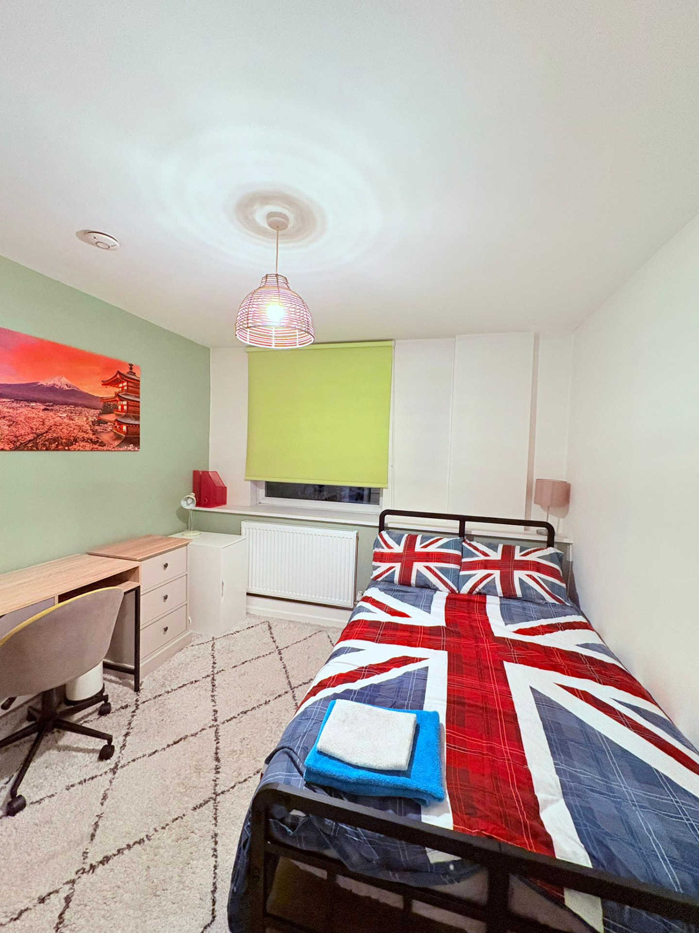 Spacious double room with desk, drawers and soft rug