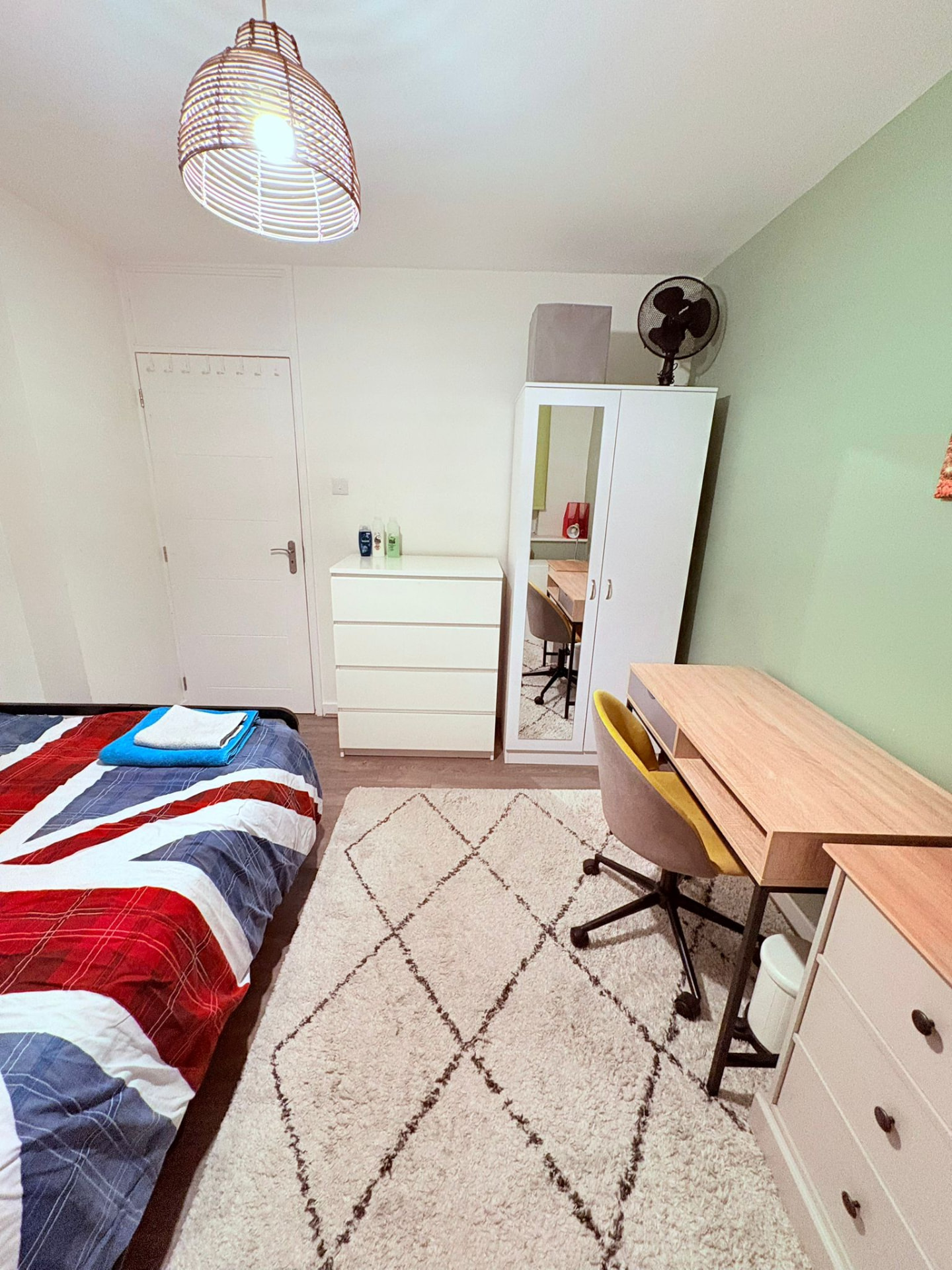 Green double room with wardrobe, mirror and wooden desk